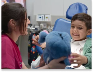 Bambino felice dal dentista