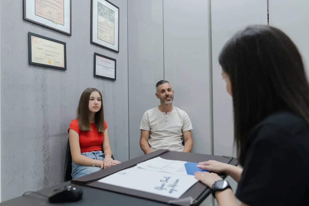 Famiglia in clinica dentistica moderna.
