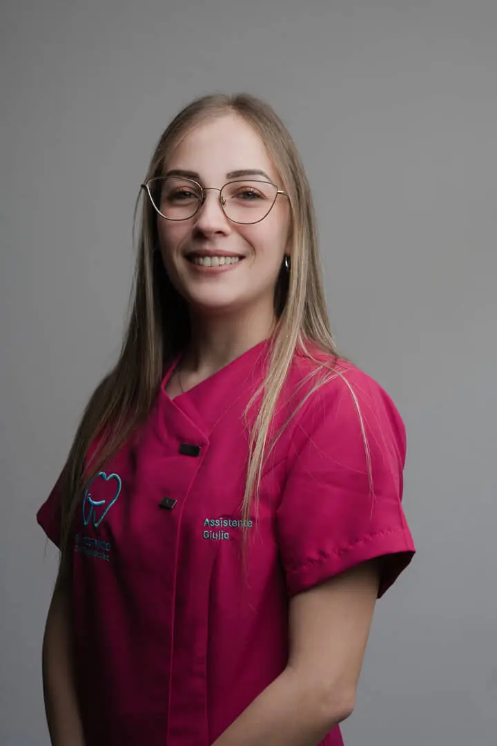 Assistente odontoiatrica sorridente e rassicurante