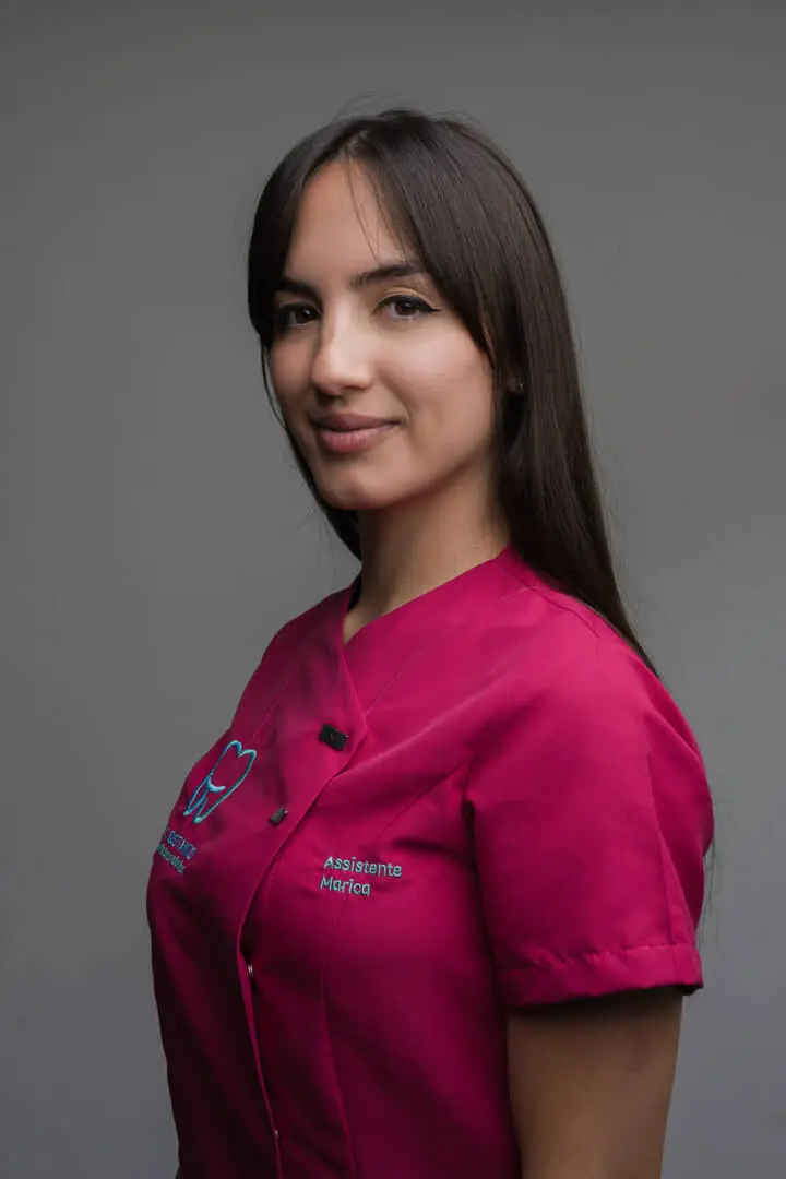 Assistente in divisa rosa clinica dentistica