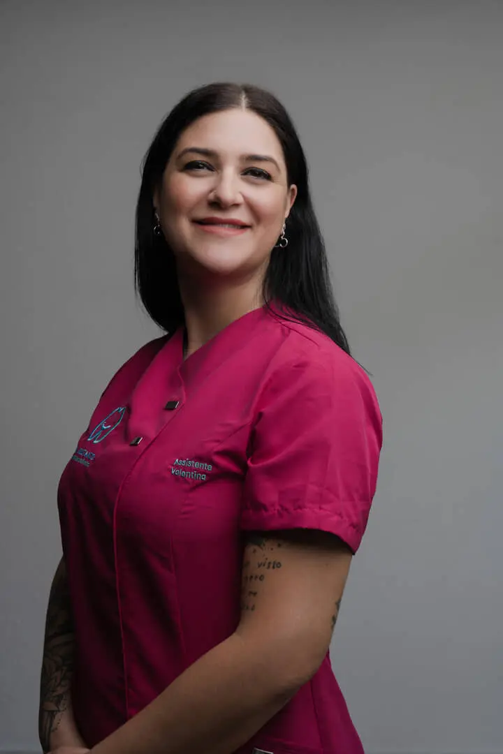Assistente odontoiatrica in divisa rosa