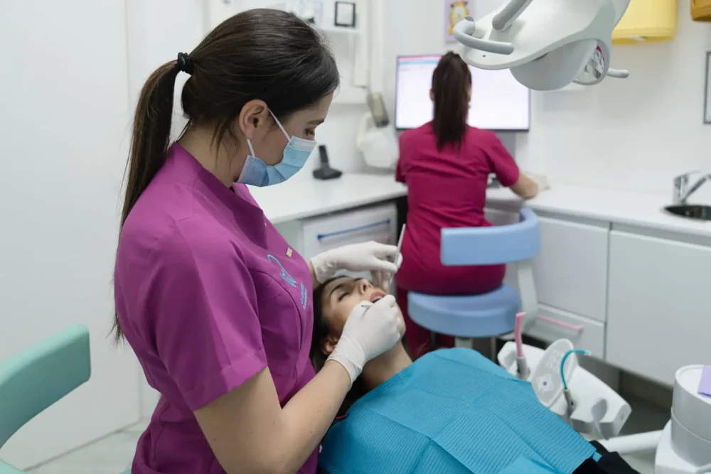 Seduta dentale in clinica moderna