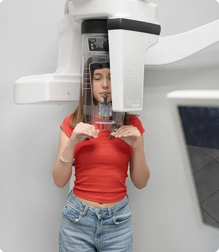 Paziente utilizza macchina radiografica avanzata.