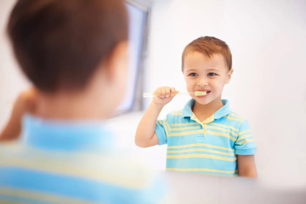 Bambino che si lava i denti