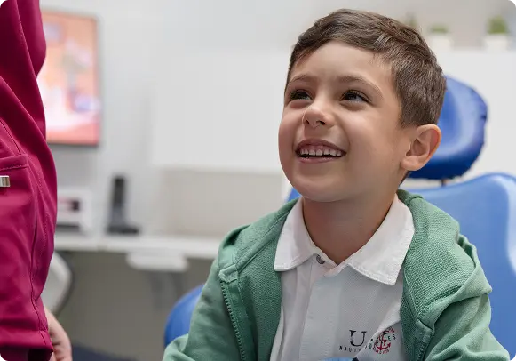 Bambino sorridente in studio dentistico