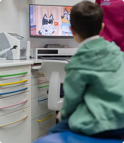 Bambino guarda cartoni in clinica dentale