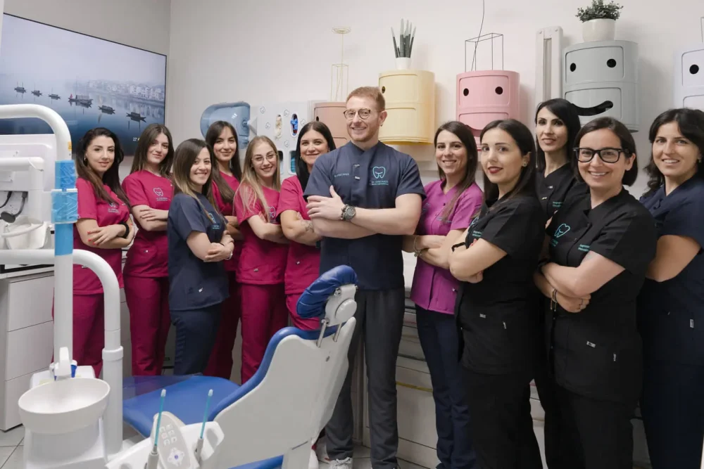 Team sorridente nella clinica dentistica