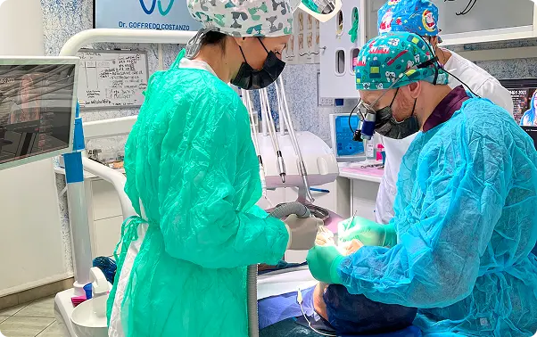 Medici al lavoro in clinica dentistica.