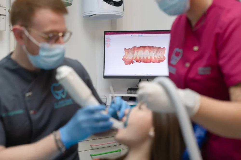 Trattamento odontoiatrico in clinica moderna