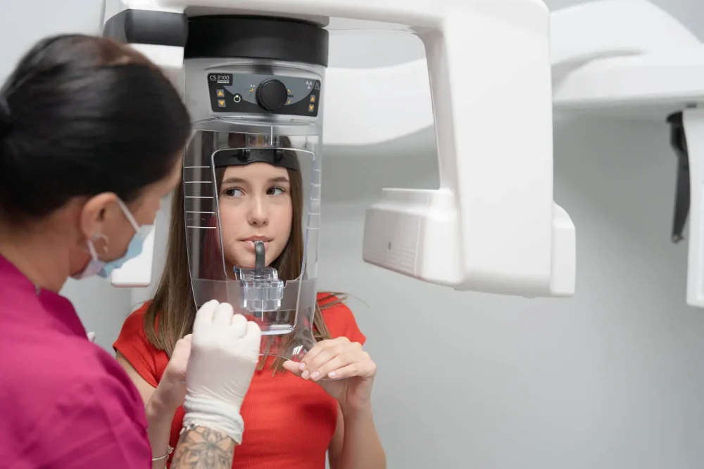 Paziente in clinica dentale moderna