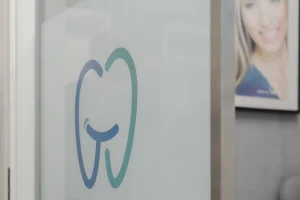 Logo stilizzato di clinica dentistica