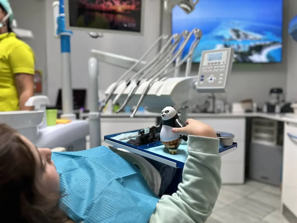 Paziente in clinica odontoiatrica moderna
