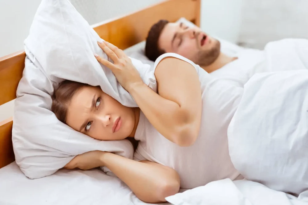 Coppia con problemi di russamento a letto