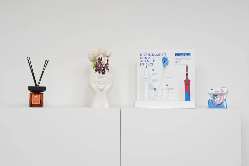 Vasi moderni e strumenti dentistici