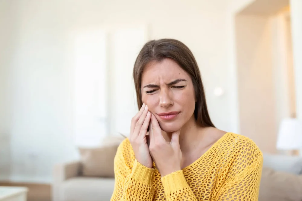Donna con dolore alla mascella