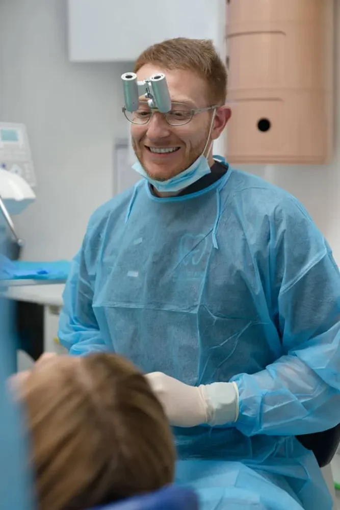 Dottor Costanzo in clinica con paziente
