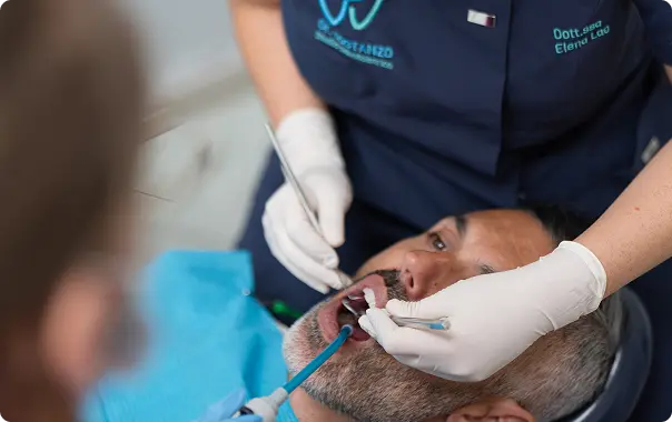 Paziente in studio dentistico moderno