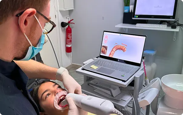Dentista con paziente e tecnologia avanzata