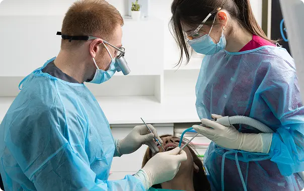 Dentisti al lavoro in clinica moderna