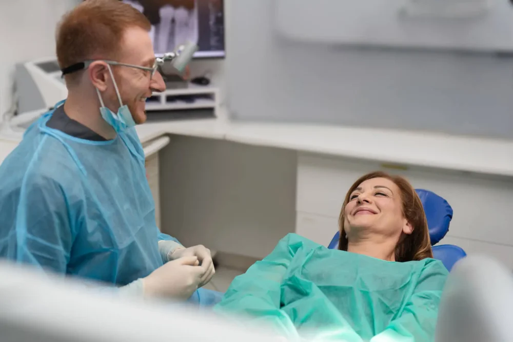 Dentista e paziente sorridenti al clinic