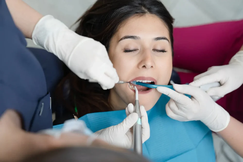Paziente in trattamento dentale professionale