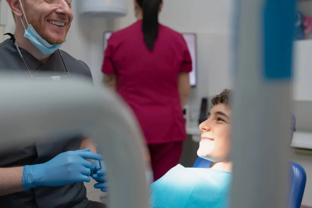 Giovane paziente sorride alla clinica