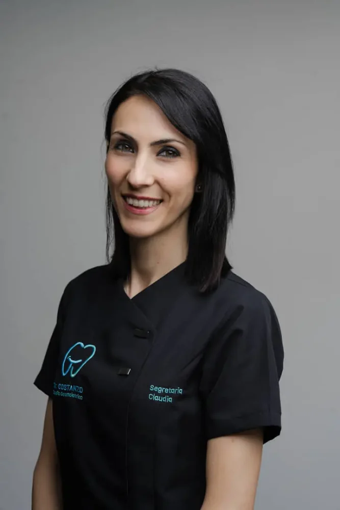 Segretaria sorridente in clinica odontoiatrica