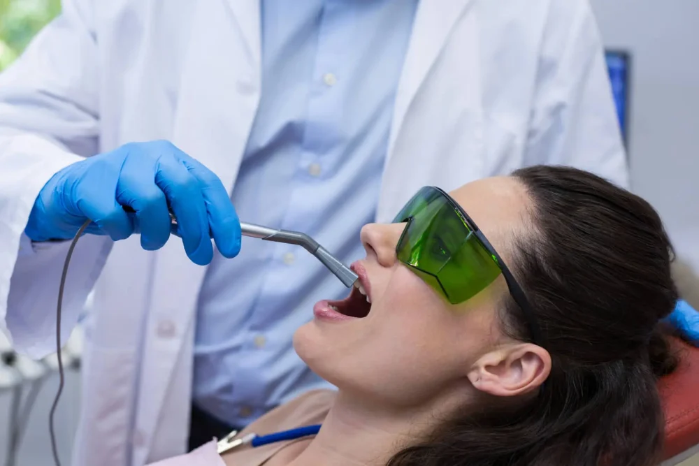 Paziente serena durante trattamento dentale.