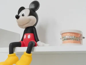 Mickey Mouse e protesi su scaffale