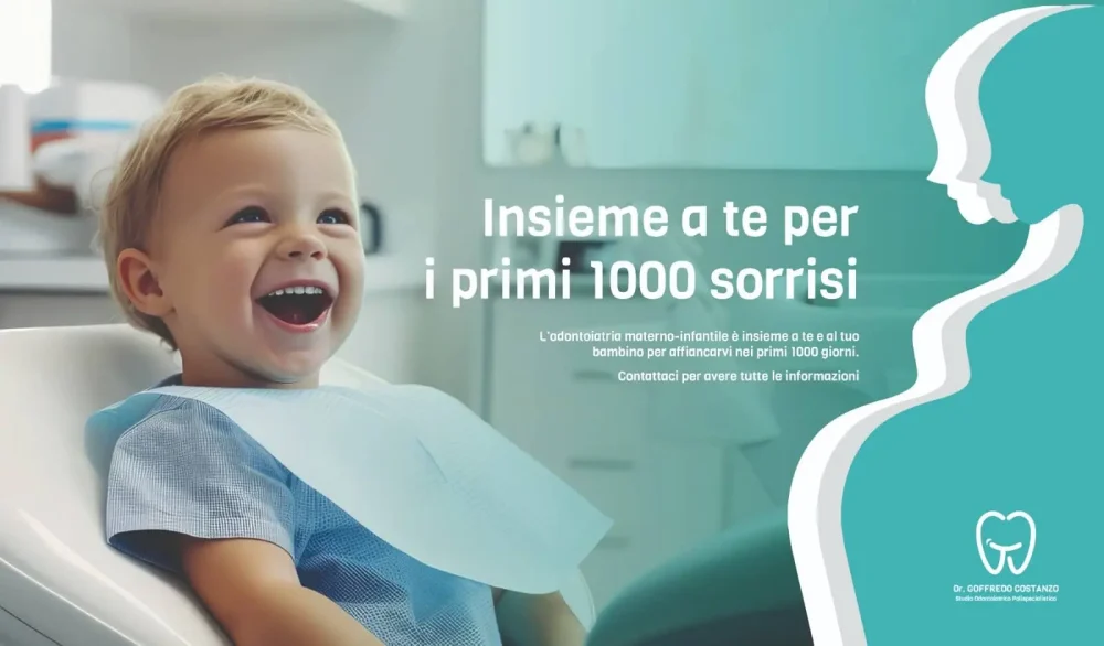 Bimbo felice in clinica dentale