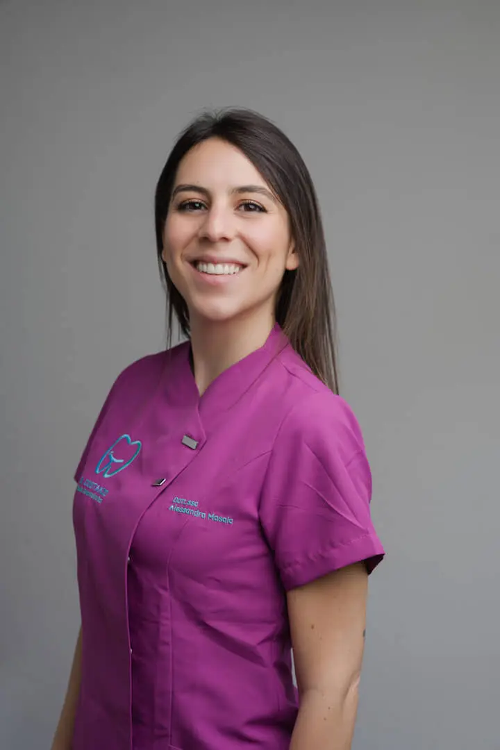 Professionista in uniforme fucsia sorridente