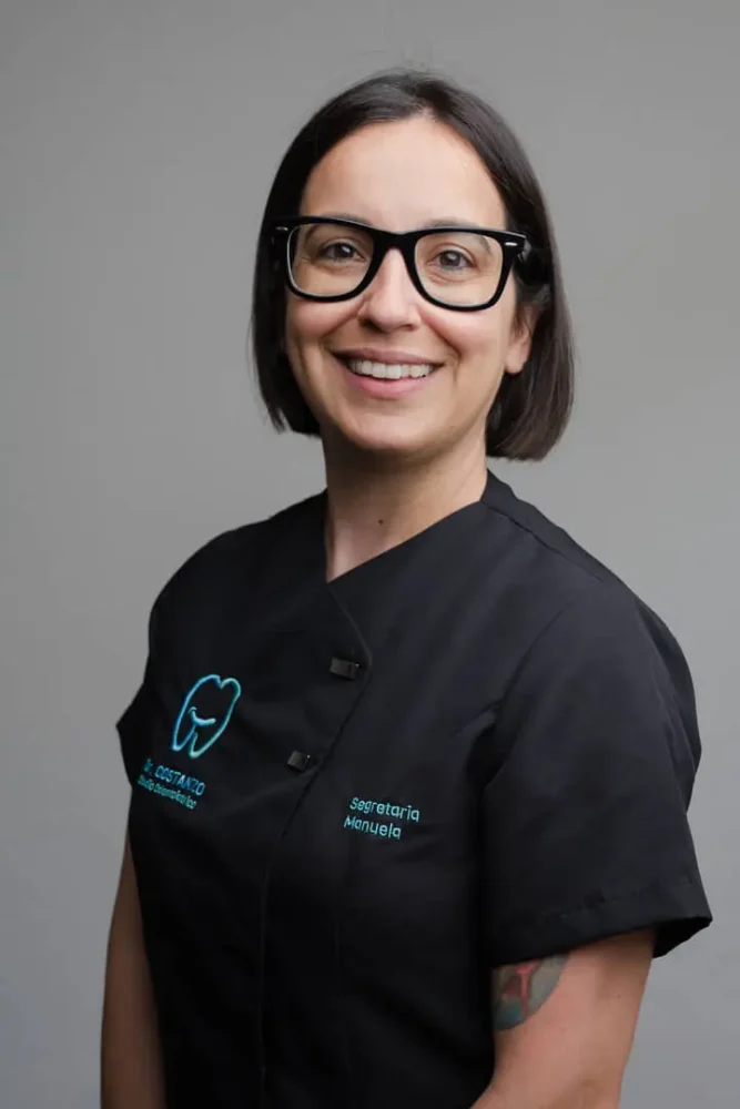 Segretaria sorridente in uniforme