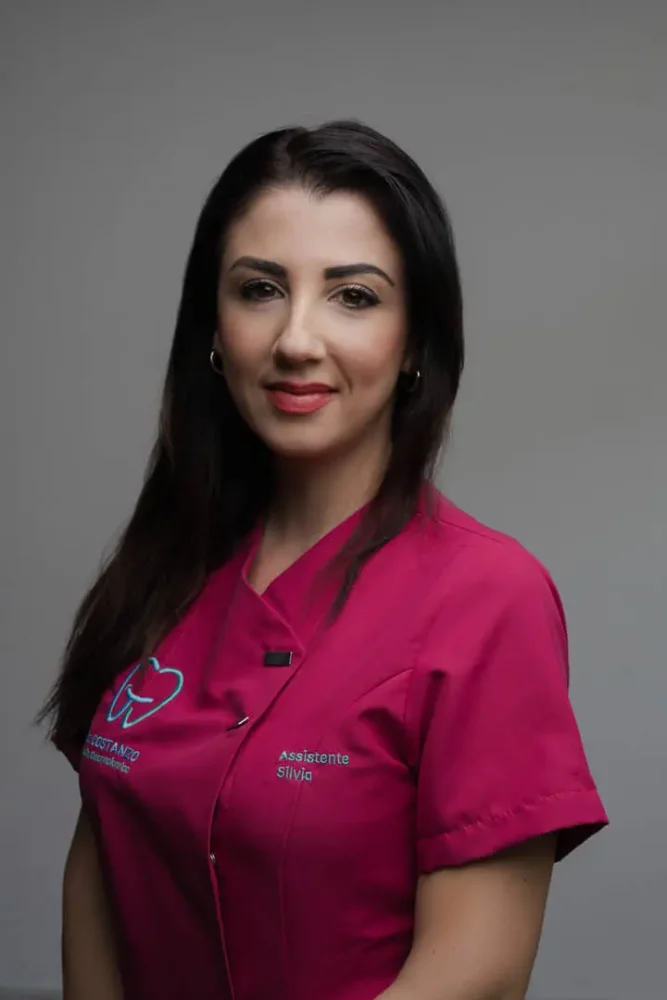 Assistente dentale in uniforme fucsia
