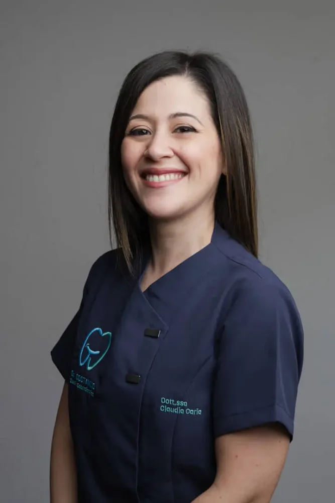 Dottoressa sorridente in uniforme blu