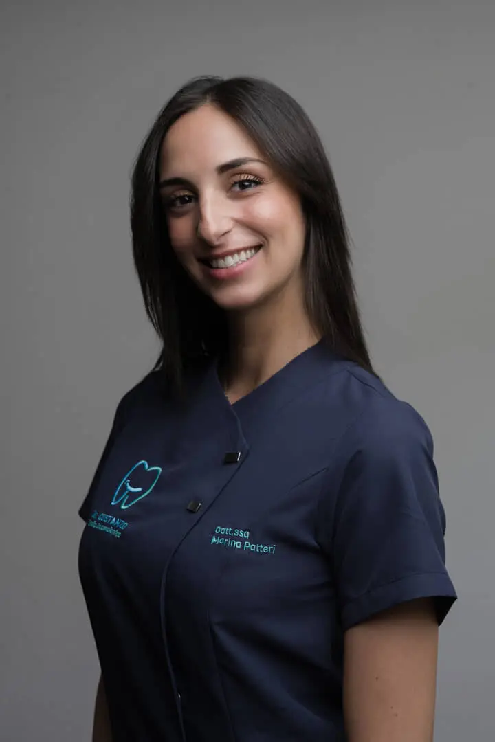 Dentista sorridente in divisa