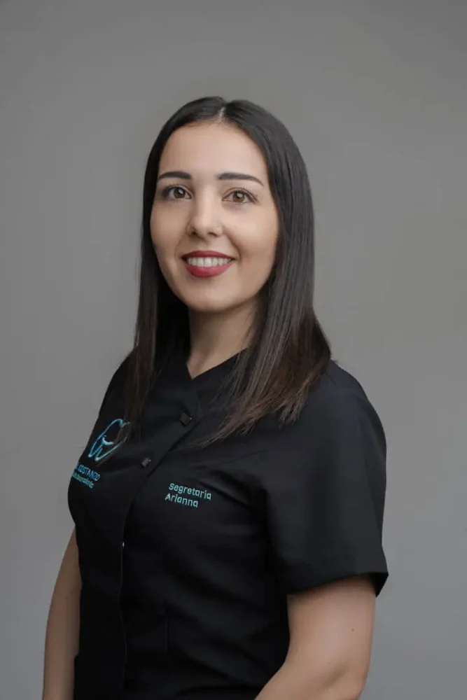 Segretaria accogliente nello studio dentistico