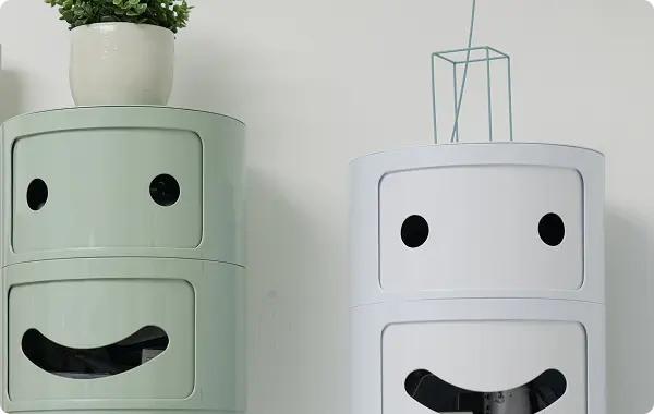Cassettiera sorridente in clinica dentistica