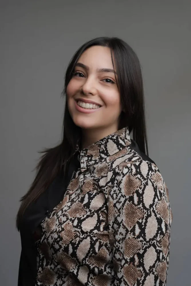 Donna sorridente in ambiente professionale