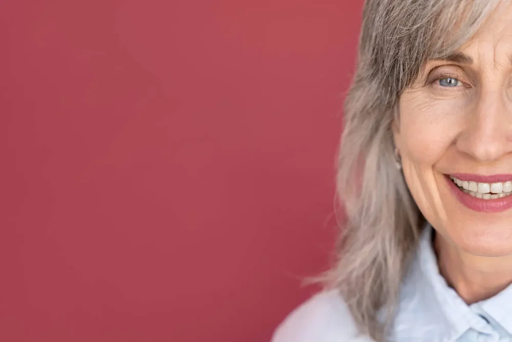 Sorriso femminile su sfondo rosato