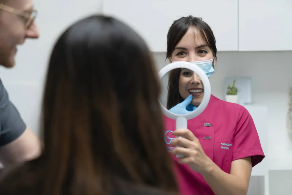 Paziente in clinica dentale con specchio