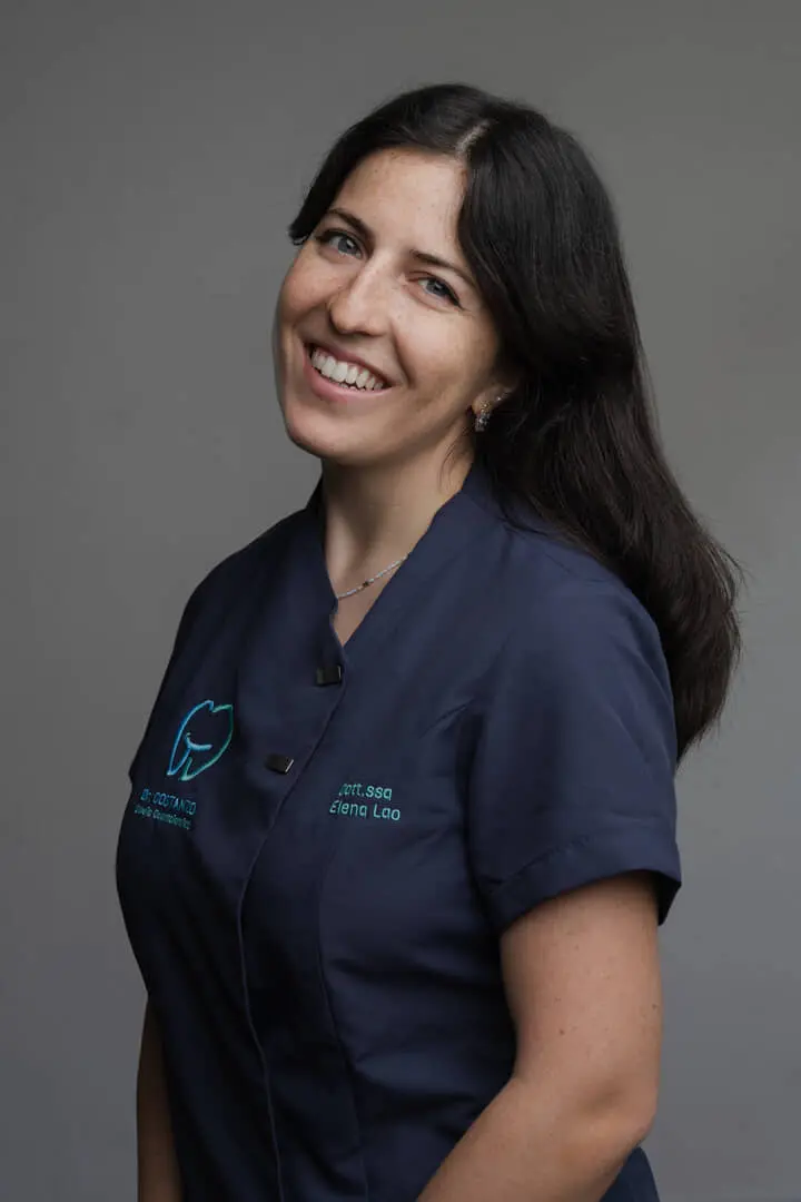 Donna sorridente in abbigliamento odontoiatrico
