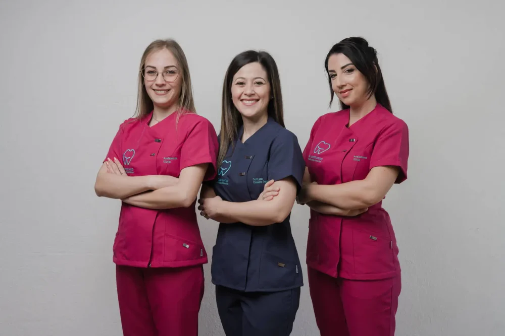 Team della clinica dentale sorridente