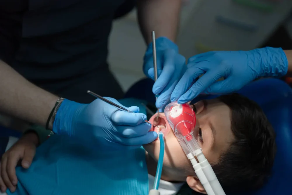 Giovane paziente in trattamento dentistico