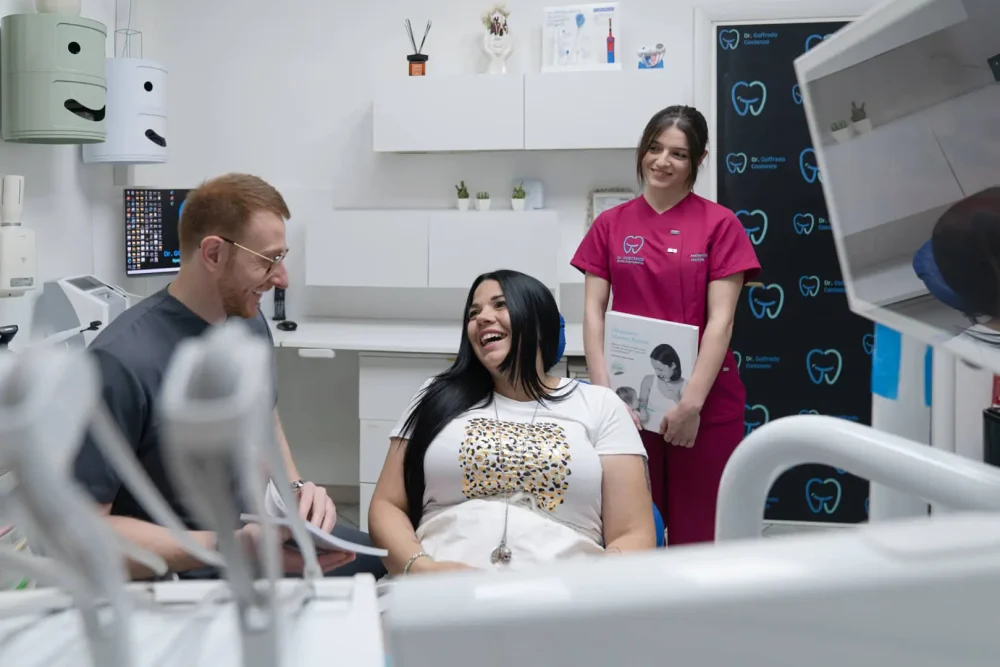 Paziente sorridente alla clinica dentale