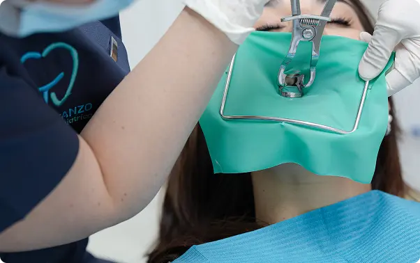 Trattamento dentistico con attenzione e cura.