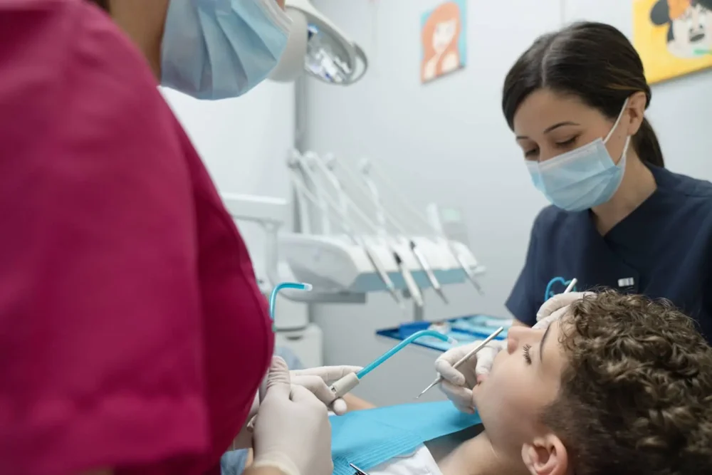 Trattamento dentale su paziente giovane