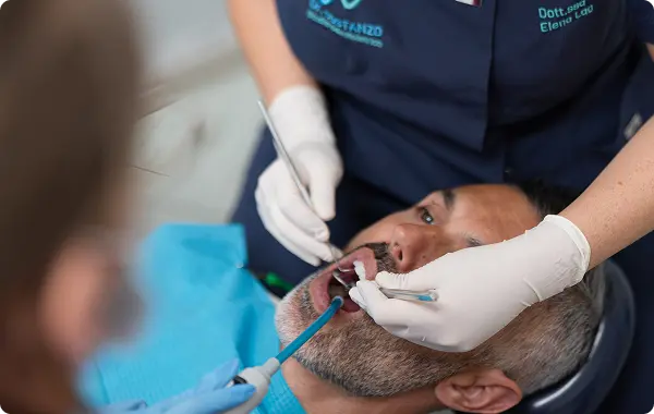 Uomo in trattamento dentale