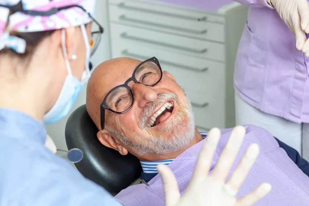 Paziente felice alla clinica dentale