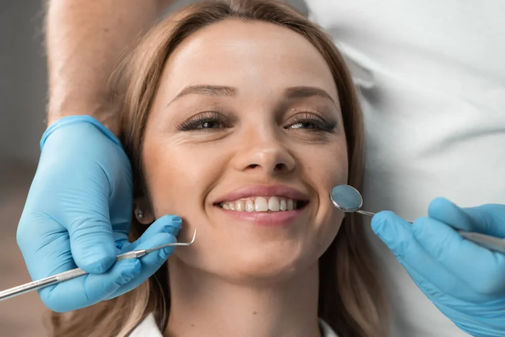 Paziente sorridente in clinica dentale