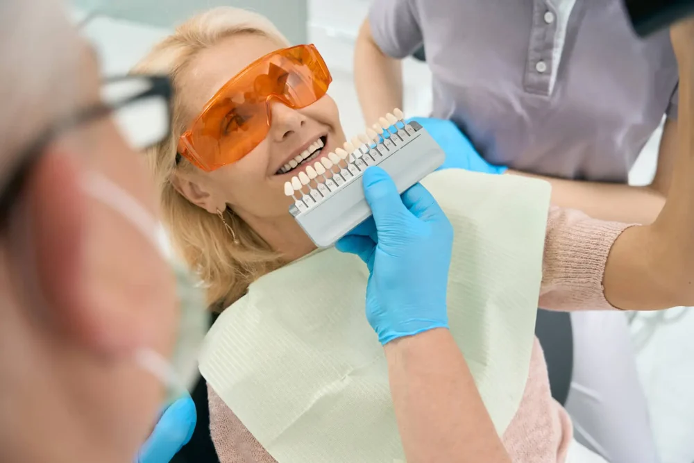 Paziente sorridente con cure dentali